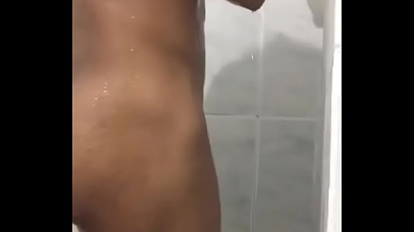 Novinho gostoso tomando banho