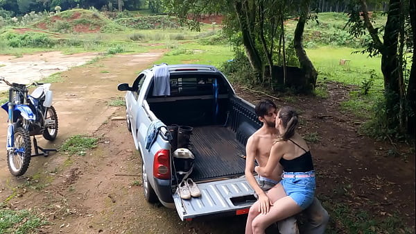 Play MP4 - C&acirc;mera Flagrou Jovens Fazendo Sexo na Pista Encontro dos alien&iacute;genas &period;