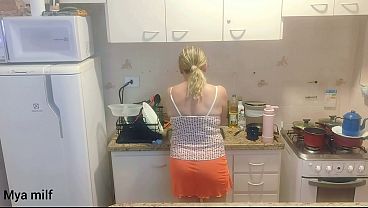 Nonton Minha Sogra Faz As Tarefas Dom&eacute;sticas Pelada, Eu Corro O Risco De Tirar Meu Pau Grande, Como Ela Vai Reagir thumbnail