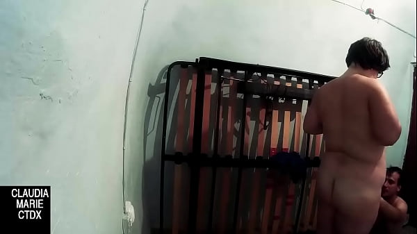 Así mete la cabeza dentro_de un culo