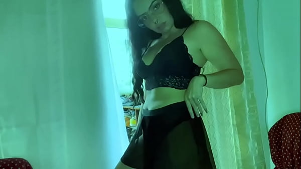 Esta jovencita esta muy salida alguien le apaga el fuego