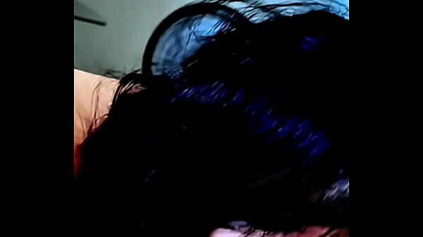 Aluna da faculdade faz boquete gostoso no amigo gordo e virgem 