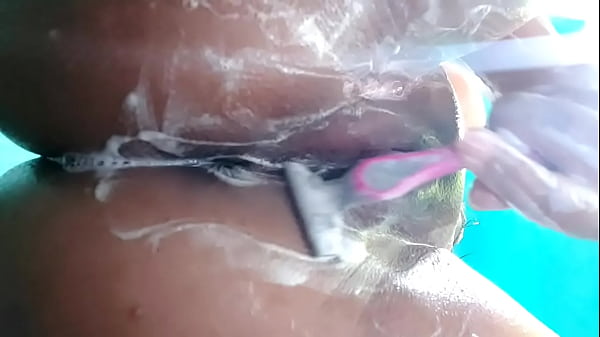 En La Ducha Toc&aacute;ndome Lentamente Y Afeito Mi Co&ntilde;o thumbnail