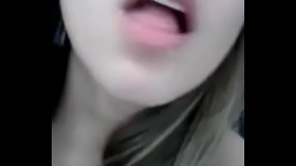 Play MP4 - Novinha rosinha chupando seus dedos com porra neles