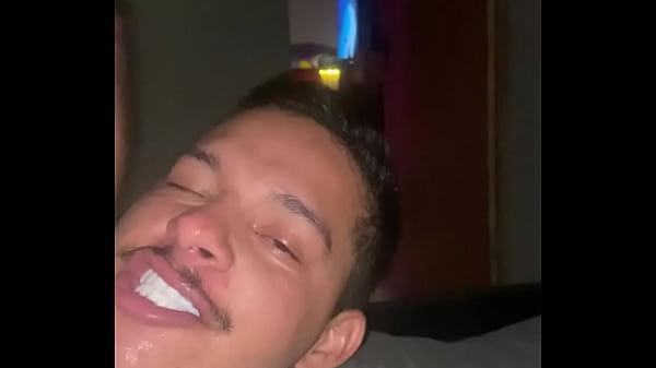 Fui no Shopping e vi o Pacote grosso na bermuda desse cara quando ele me viu ele pegou no PAU e me chamou e acabou indo pra casa dele da bem gostoso pra ele