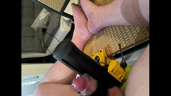 Ishow off live while strangers control my Handy_to make_me cum on my feet