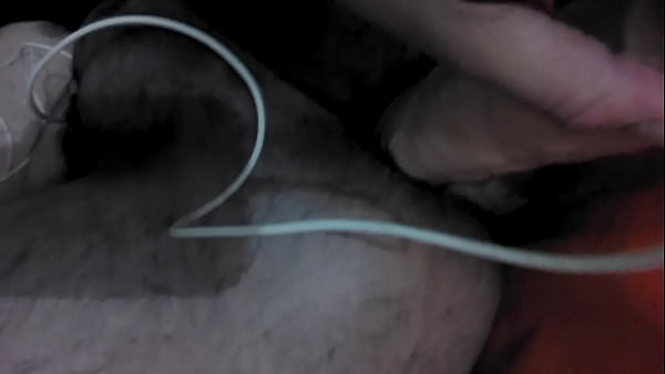 Solo y aburrido en casa con algunos juguetes 