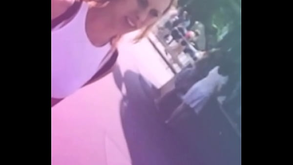 Flaquita enseñandotrasero