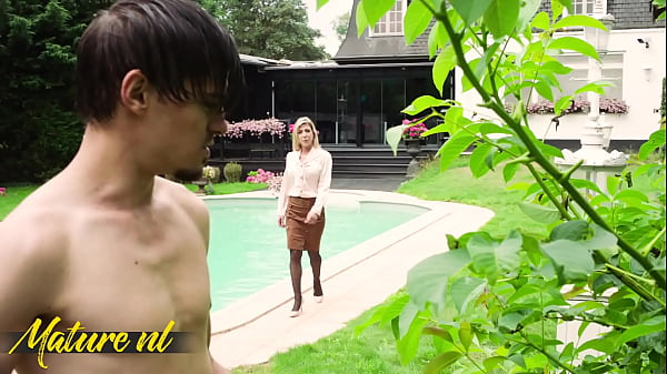 Nonton Belgium Milf Gets Horny Watching Her Toyboy Shirtless Gardner And Gets Fucked Anal thumbnail