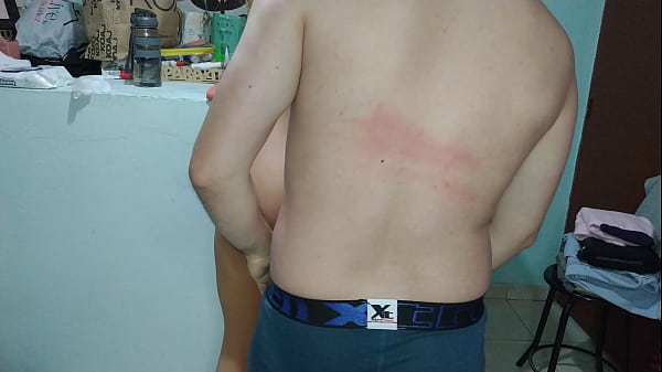 Los padres de mi amiga estaban en casa, pero ella quer&iacute;a que me la follara bien rico 