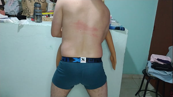 Los padres de mi amiga estaban en casa pero ella quer&iacute;a que me la follara bien rico 