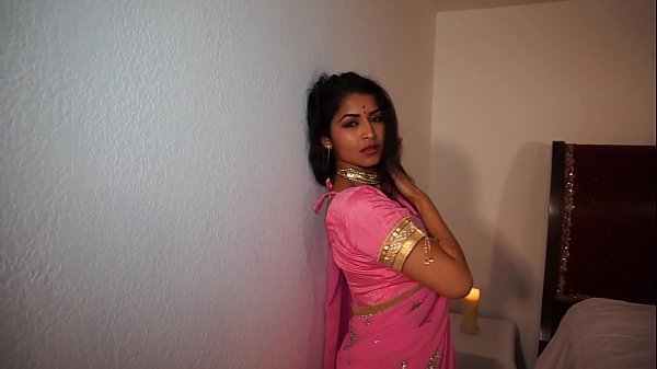 Play MP4 - Seductive Dance by Mature Indian on Hindi song - Maya