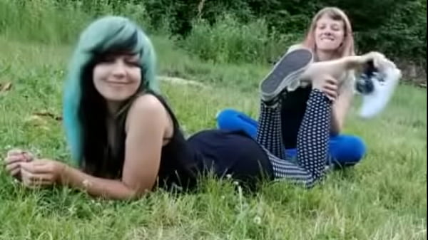 Play MP4 - two emo girls