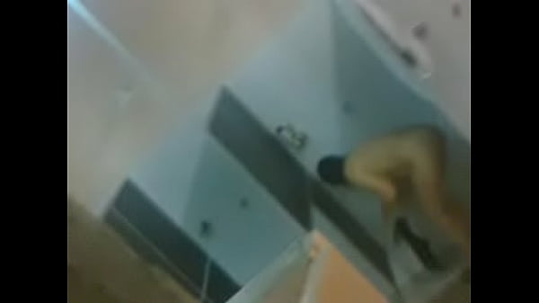 coroa rabuda no banheiro do clube