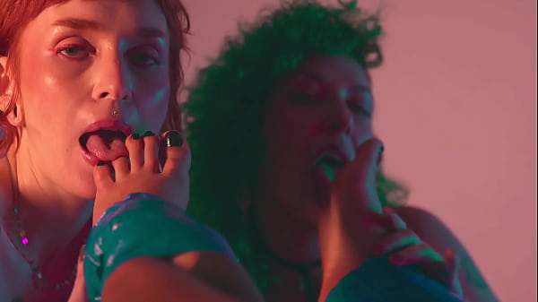 A tongue fits quite nicely between these toes 