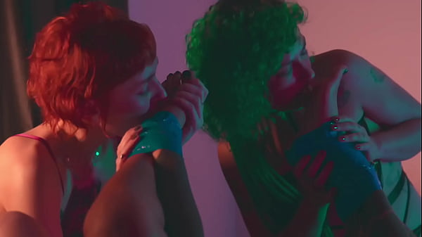 Nonton A Tongue Fits Quite Nicely Between These Toes thumbnail