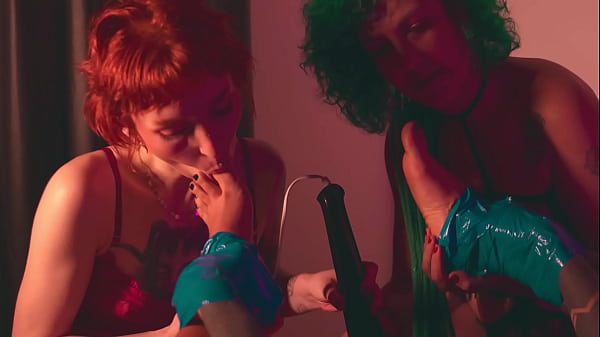 A tongue fits quite nicely between these toes