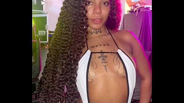 Nonton Dan&ccedil;arina Famosinha Dando Gostoso Pro Mc Na Varanda Do Pr&eacute;dio Enquanto Passavam Na Rua thumbnail