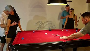 As meninas queriam aprender a jogar sinuca e n&oacute;s ensinamos elas como pegar no taco. 