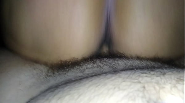 Gostosa rabuda sentando e_rebolando