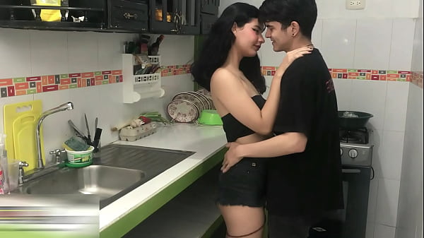 Hermanastros cachondos se follan en una noche estando solos en casa cum