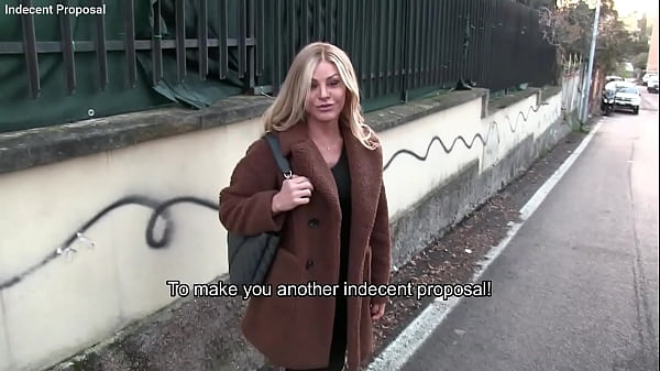 Esclusivo - Accetta 1000&euro; e si fa sfondare il culo l'italiana calda - English subtitles 