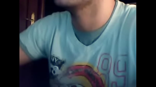 Play MP4 - Guy solo in cam