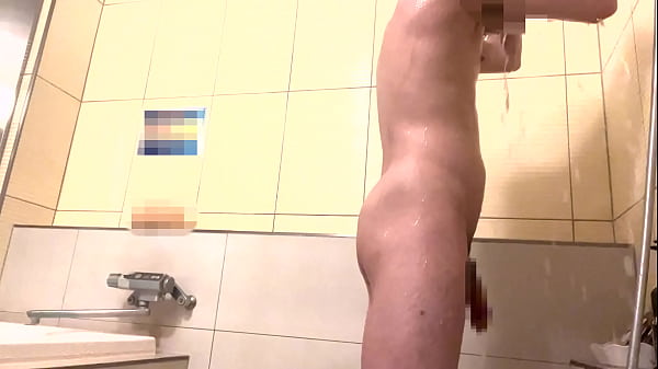 デカチンな日本人男子のシャワー映像 thumbnail