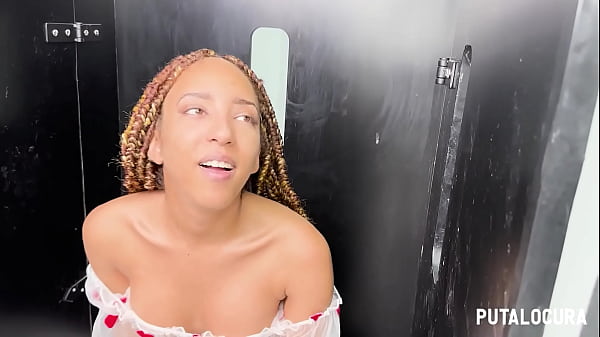 Putalocura morena con trenzas luna blackx devorando pollas y semen en spanish gloryhole 