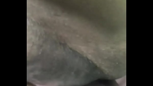 Mulher com a bucetar aberta esperando uma rola 