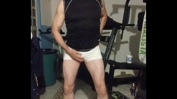 Play MP4 - show stripper con calcetones blancos haciendo baile striptease hasta  quedar TOTALMENTE desnudo