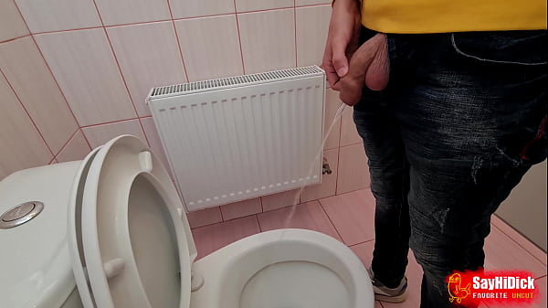 Unbeschnittener Schwanz pinkelt auf der Stationstoilette 