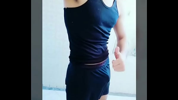 Jhonkeiner batiendo el guevo