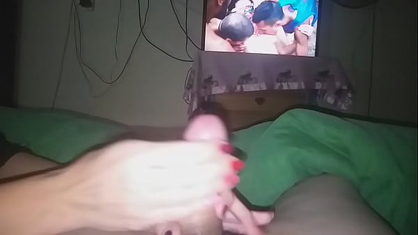 Play MP4 - mi esposa me encuentra viendo porno y decide hacerme la paja ella hasta sacarme semen