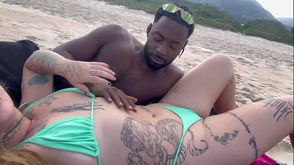 Play MP4 - Curtindo a praia do Rio de Janeiro com a loira mais gostosa