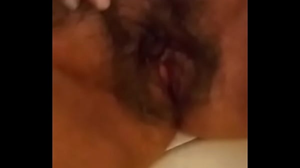 Carla se&ntilde;ora caliente se masturba para mi. 