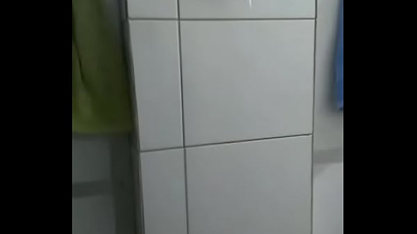 Os machos caminhoneiros tomando banho 