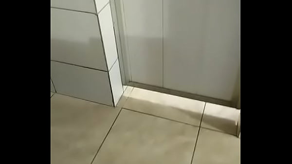 Os machos caminhoneiros tomando banho 