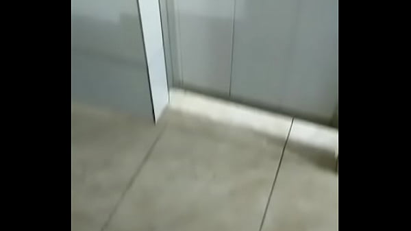 Os machos caminhoneiros tomando banho 