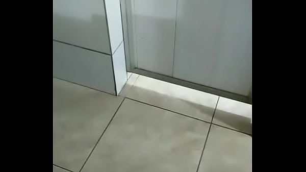 Os machos caminhoneiros tomando banho 