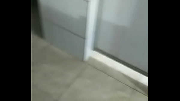 Os machos caminhoneiros tomando banho 