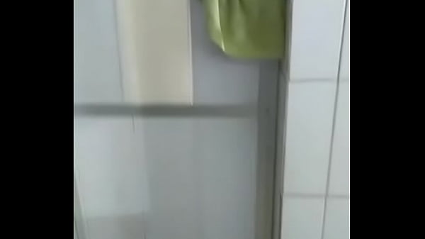 Os machos caminhoneiros tomando banho 