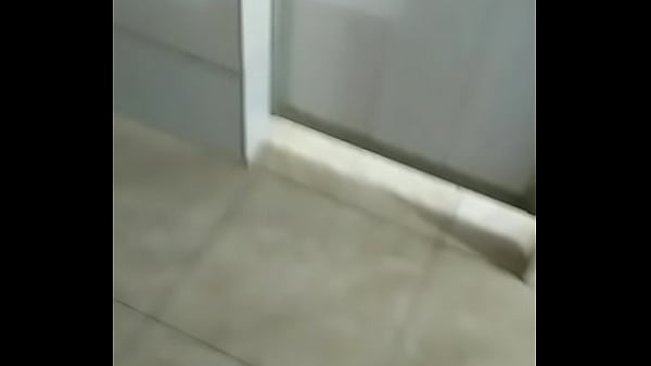 Gente, os machos caminhoneiro tomando banho e eu doido pra bater na porta. Socorro, como é_  que faz? Kkkk
