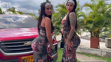 Nonton 2 Damas Caminan Y Mueben Sus Culos En Un Parque thumbnail