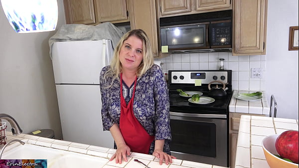 Play MP4 - Milking stepson in the kitchen before his date