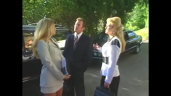 Beautiful blondes Raquel De_Vine andTaylor_Moore know how to pleaseeach other by kissing each other s pussy