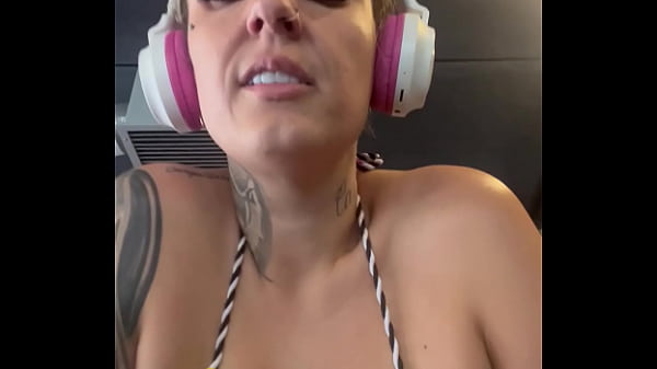 Play MP4 - Fui toda suada e toda molhada na academia de frente da pra de Copacabana nossa minha buceta molhada e cheia de sal &excl;