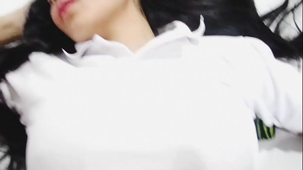 hermano se encuentra a su hermana colegiala d. y_se la folla