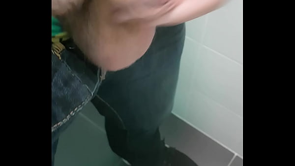 Play MP4 - mise en forme de ma petite queue et un gros pipi dans un wc public