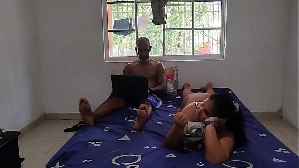 Hijastra muy puta seduce con su culo a viejo asqueroso de su padrastro para que le haga la tarea luego termina en una dura y delicisa follada y con el culo lleno de leche 